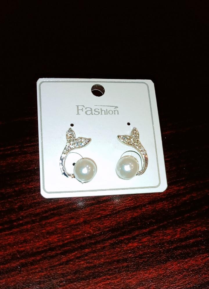 Elegant Mermaid Tail Pearl Stud Earrings